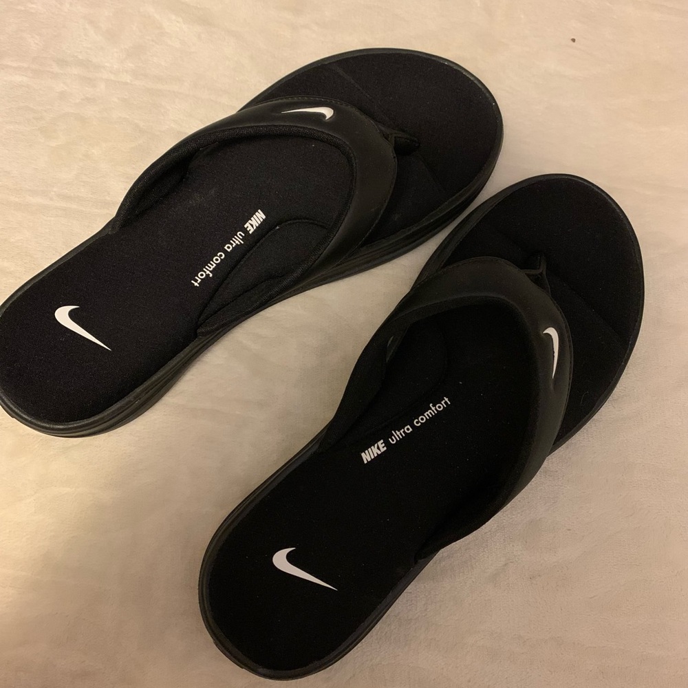 Size 8 nike flip flops.